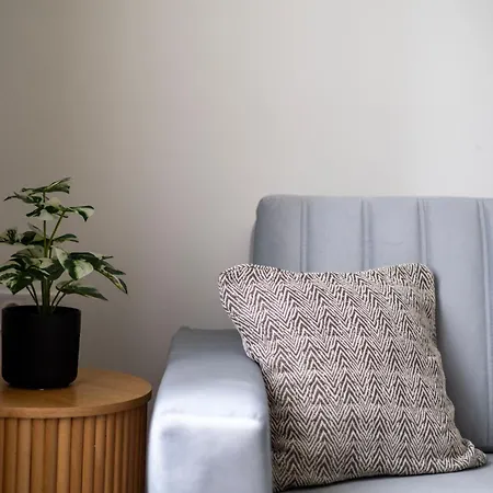 Cozy Downtown 3bedrm W' Peacefull Neighborhood Apartment