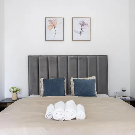 Cozy Downtown 3bedrm W' Peacefull Neighborhood Apartment *